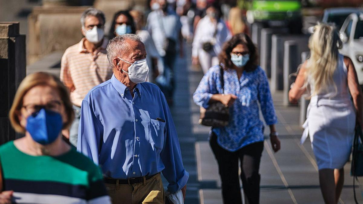 Personas con mascarillas por el puente Serrador, en Santa Cruz.