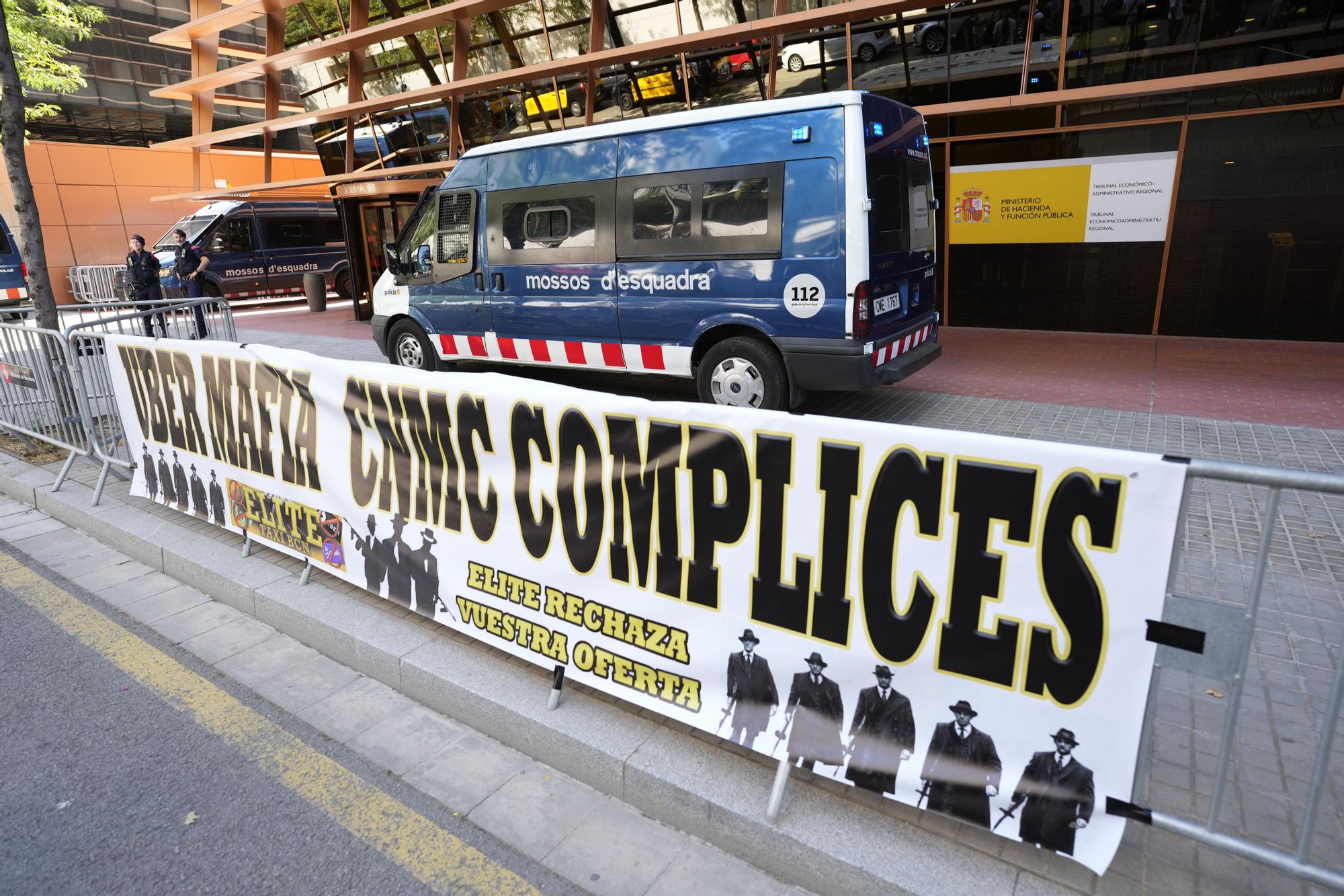 Un centenar de taxistas, según la Guardia Urbana, se han concentrado este jueves ante las oficinas de la Comisión Nacional de los Mercados y la Competencia (CNMC) en Barcelona, por considerar que son cómplices de las &quot;prácticas mafiosas&quot; de Uber.