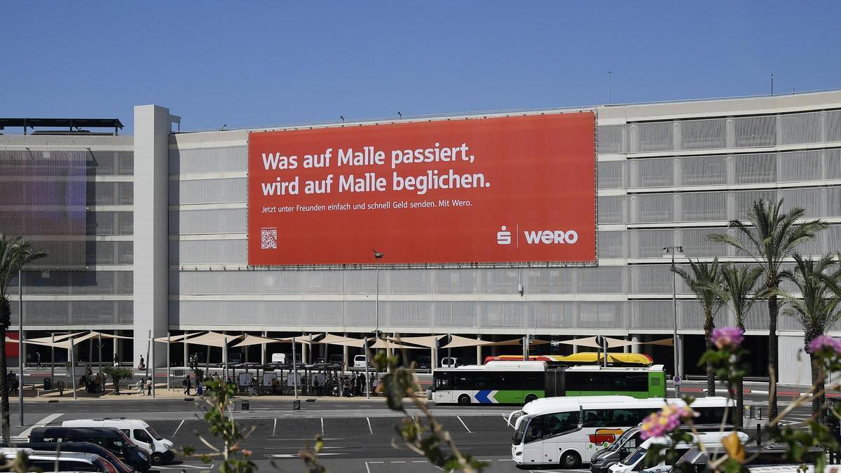 Die auf Mallorca umstrittene Sparkassen-Werbung  am Parkhaus des Flughafens Son Sant Joan.