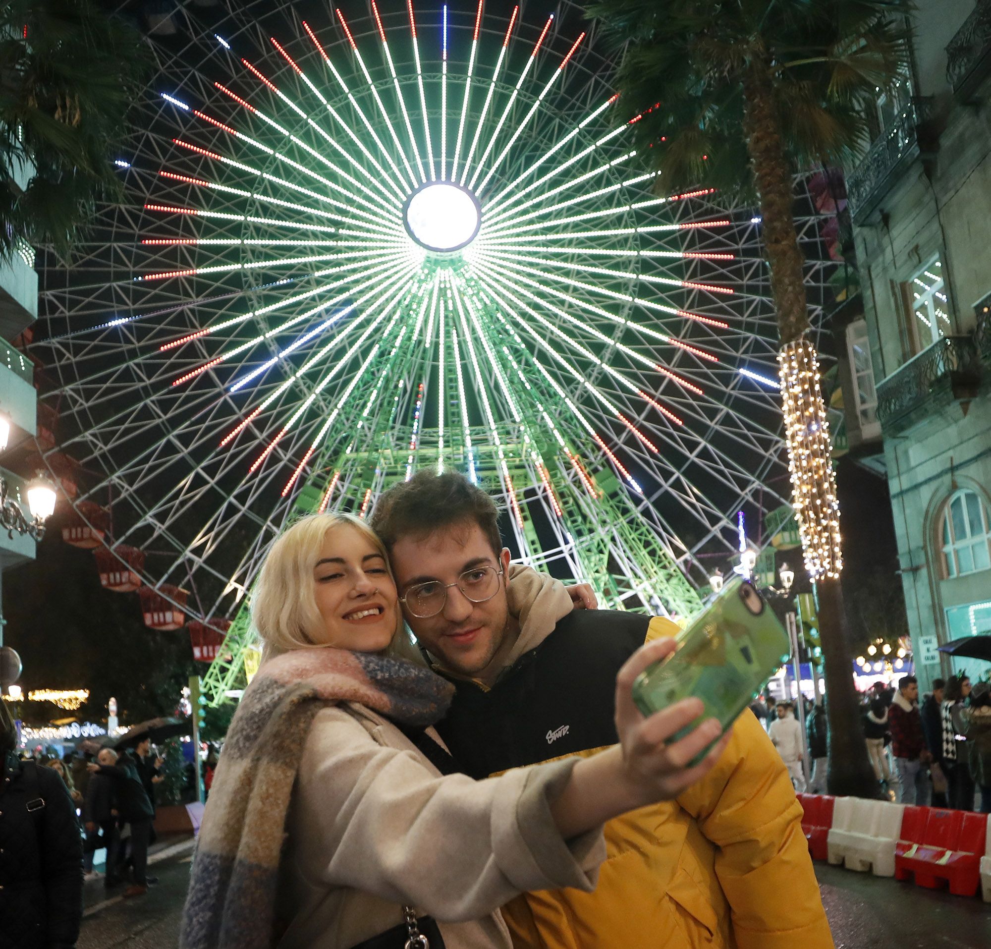 Ambiente en las calles de Vigo tras la inauguración de las luces de Navidad 2022