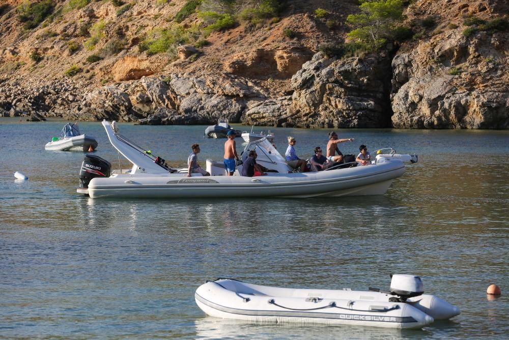 El Ayuntamiento de Sant Josep organizó ayer la evacuación por mar de entre 50 y 60 turistas y vecinos