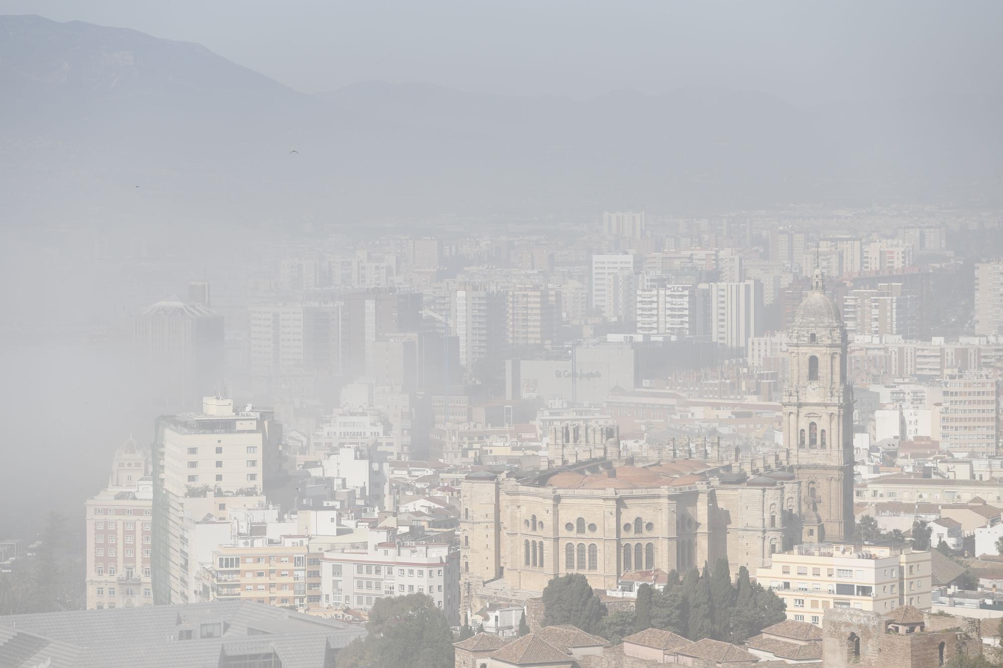Málaga amanece invadida por la bruma