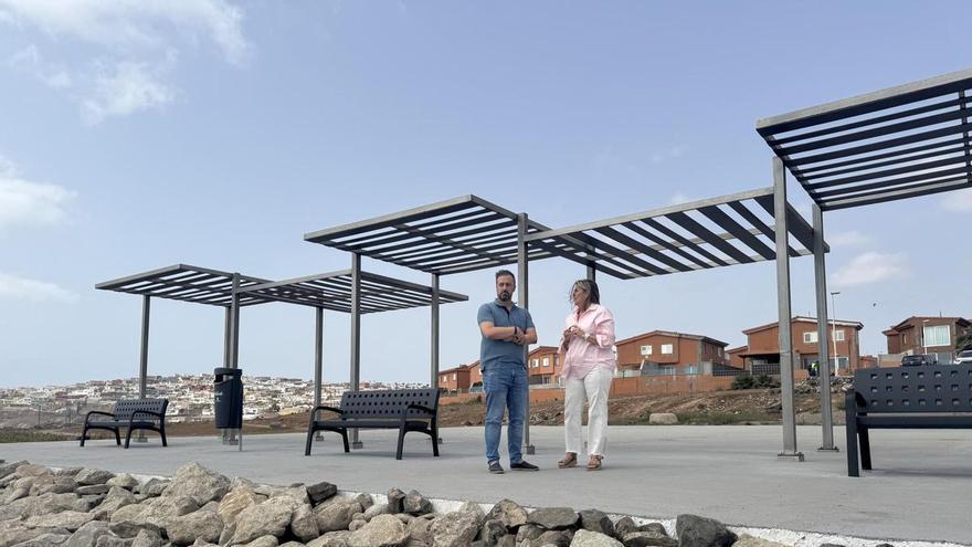 El paseo marítimo de La Garita estrena pérgolas y bancos en el mirador de El Bufadero