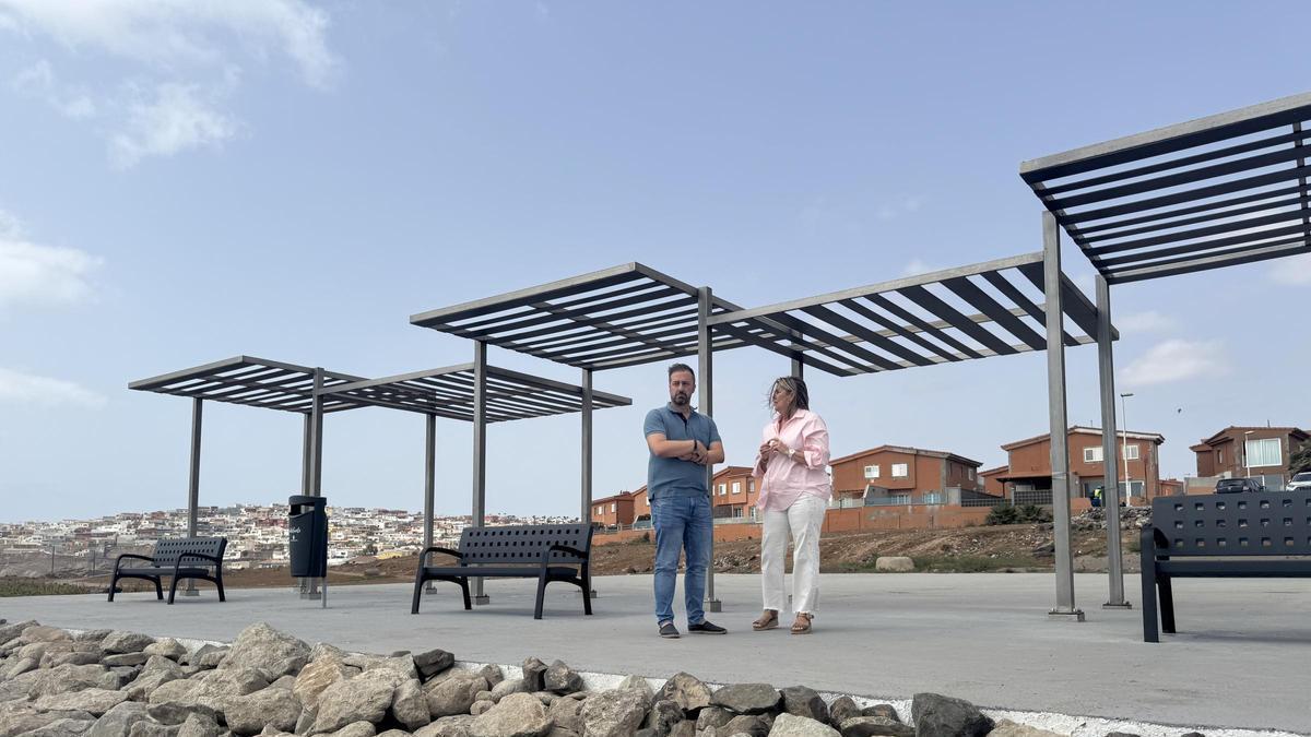 El alcalde de Telde, Juan Antonio Peña, y la concejala de Playas, María Calderín, durante su visita a las nuevas instalaciones de El Bufadero de La Garita.