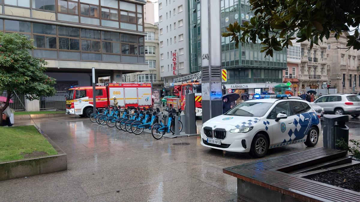 Vehículos de bomberos y Policía Local desplegados en la plaza de Pontevedra, este viernes.