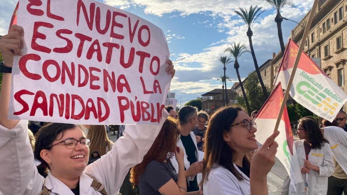 Imagen de archivo de una concentración de médicos murcianos frente a la Delegación del Gobierno.