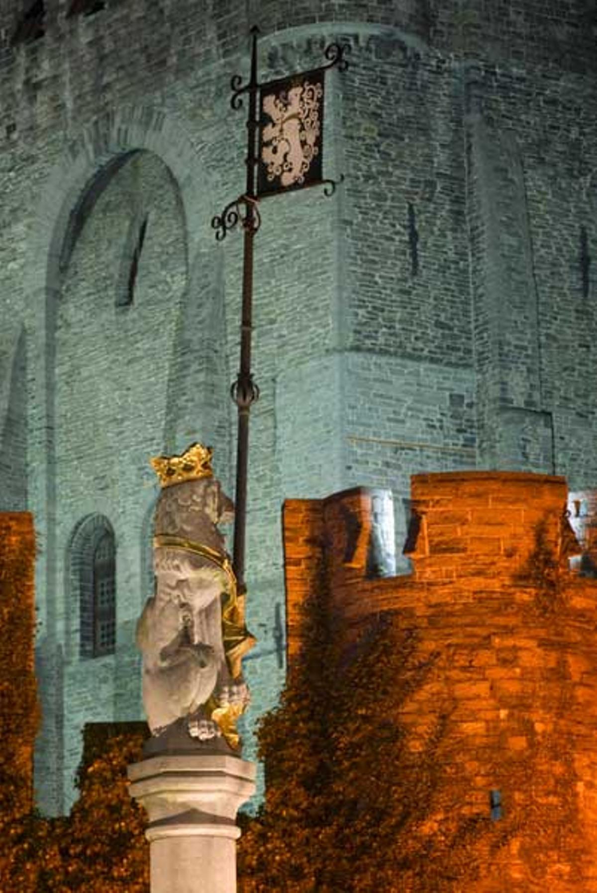 Estatua de un león en el Castillo de los Condes de Flandes.