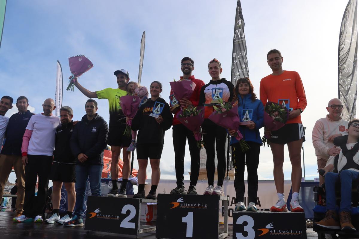 Los atletas posan tras la entrega de trofeos de la prueba de 15 Km