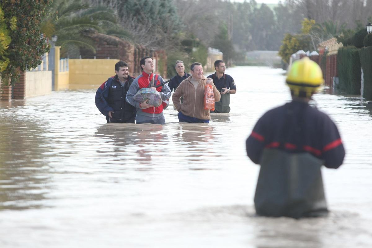 Efectivos de emergencias evacuan a vecinos tras una riada en el año 2010 en Córdoba.