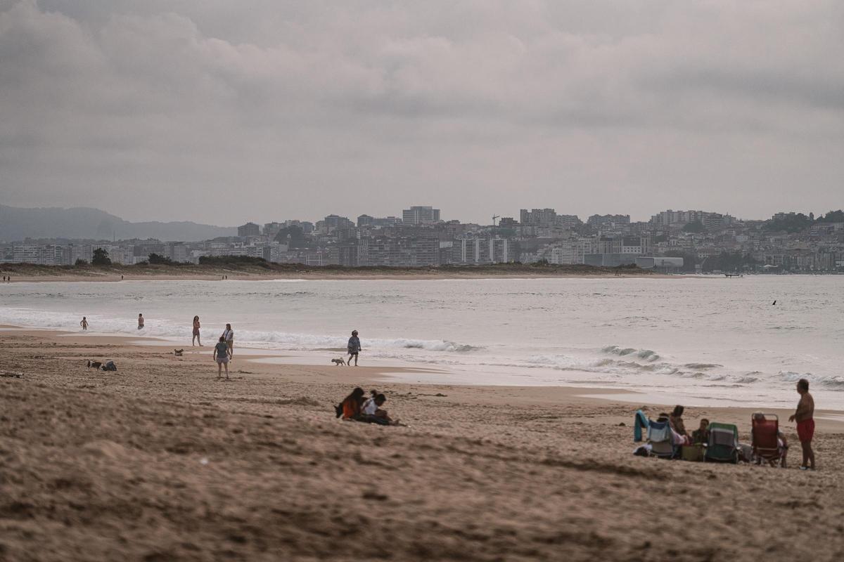 Vista del Puntal desde la playa de Somo, con el perfil de la ciudad de Santander al fondo.