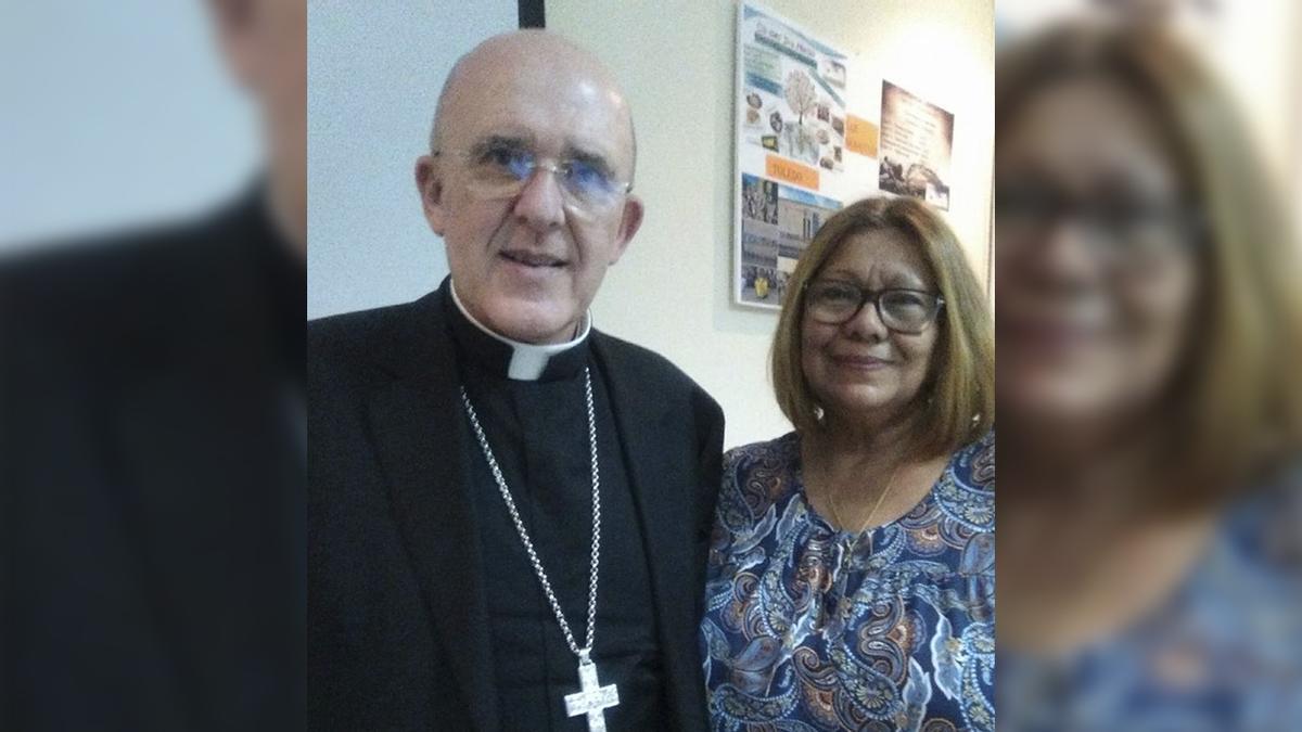 El cardenal Carlos Osoro con Luisi Motta, presidenta de Madres Latinas.