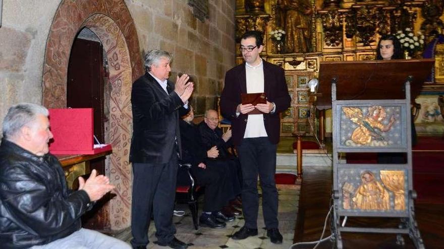 El pregonero recibió una placa conmemorativa de manos de los cofrades.  // Gonzalo Núñez