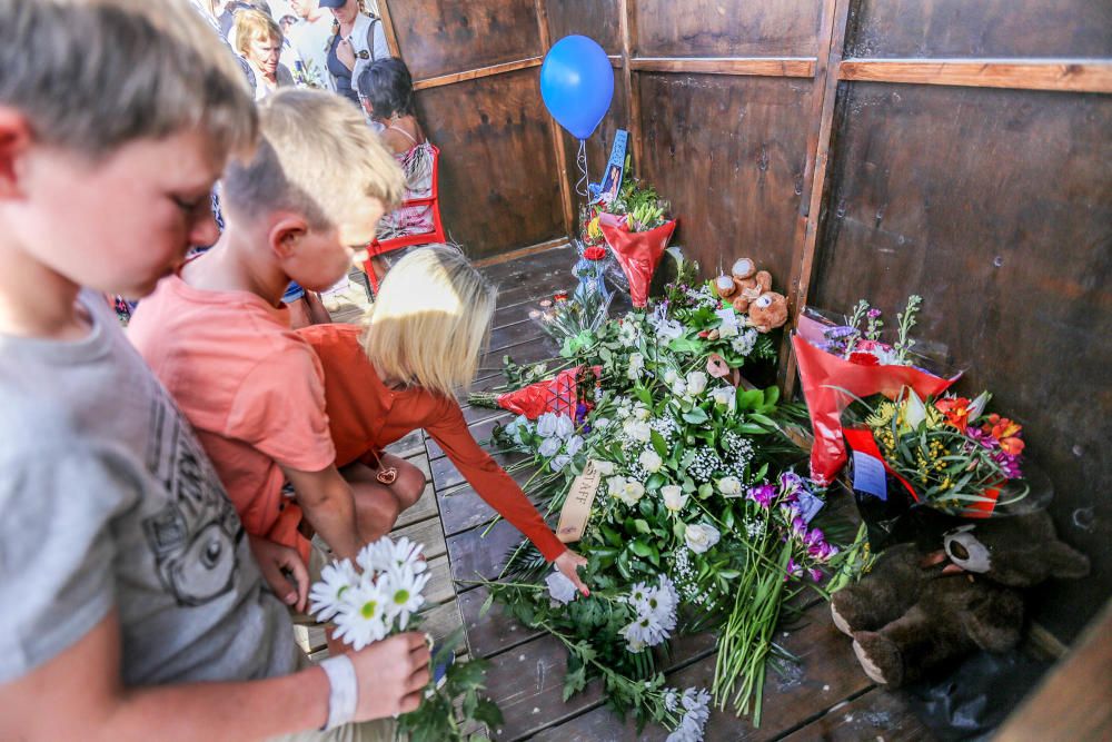 Vecinos de Orihuela Costa rinden homenaje al niño fallecido tras chocar con otro mientras jugaba