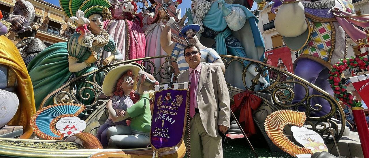 El artista Pere Baenas posa con el banderín de primer premio de las Fallas, en Convent, este viernes.