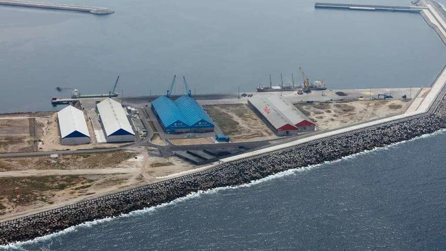 Vista aérea de las naves de empresas operadoras en Langosteira, al pie del muelle principal.