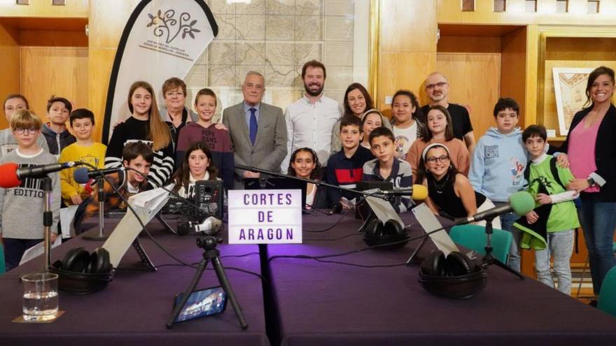 Los alumnos instalaron el set de grabación en el Palacio de la Aljafería. | SERVICIO ESPECIAL