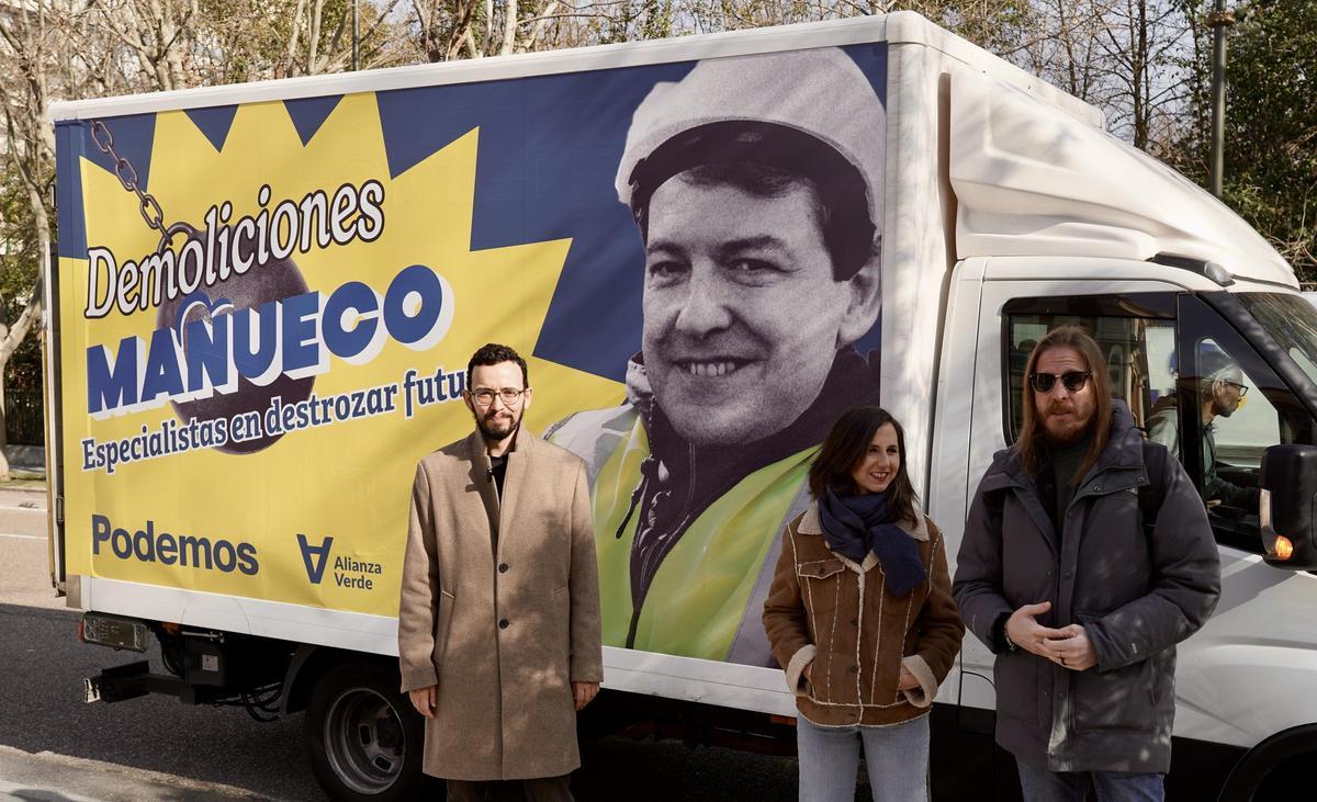 Miembros de Podemos-Alianza Verdes junto al camión.