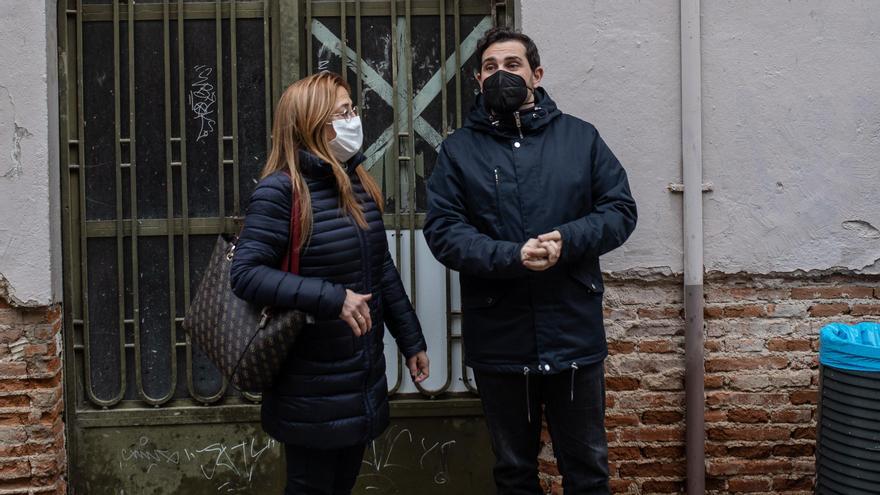 Mayte Martín Pozo y Víctor López de la Parte frente al Teatro Principal.