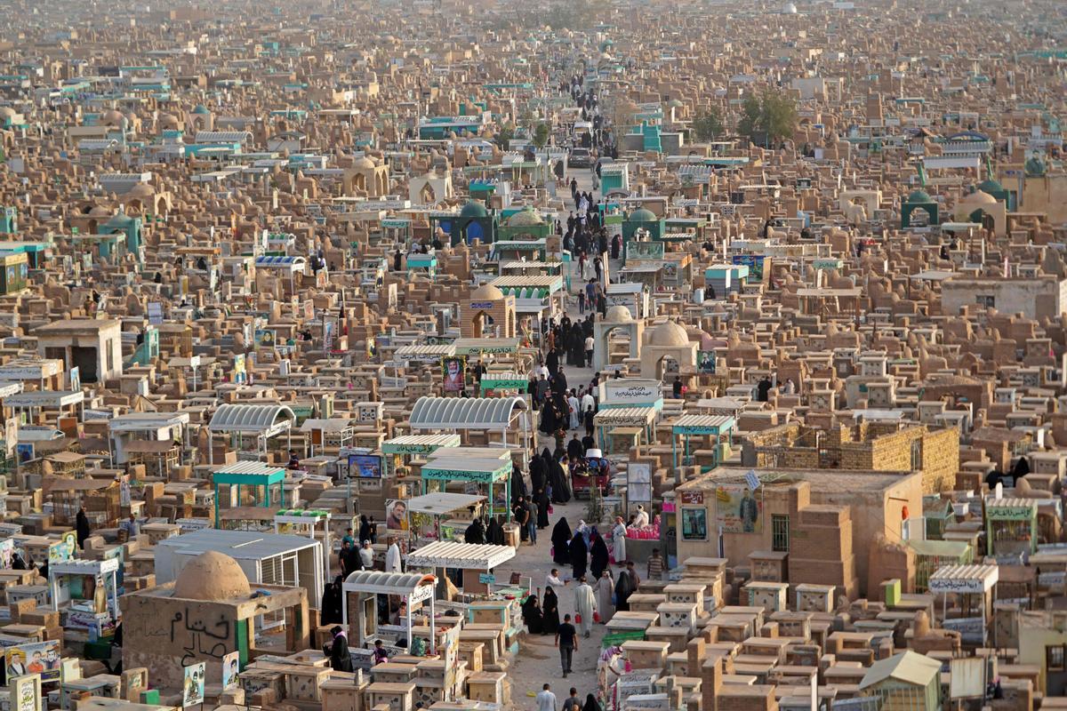 Una vista aérea de musulmanes visitando las tumbas de sus familiares en el cementerio de Wadi al-Salam en la ciudad santa de Najaf en Irak.