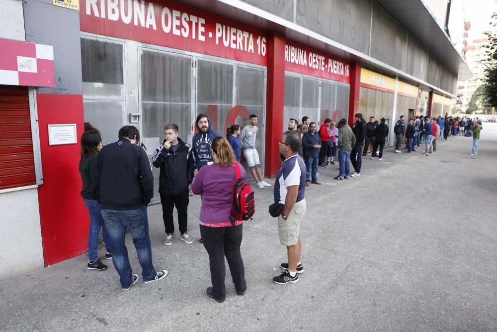 Colas en las taquillas de El Molinón en el inicio de venta de entradas para la visita al Depor