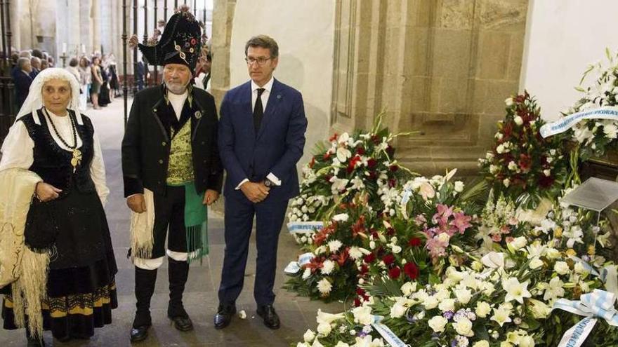 Feijóo, ayer, en la ofrenda floral en el panteón de Rosalía de Castro.