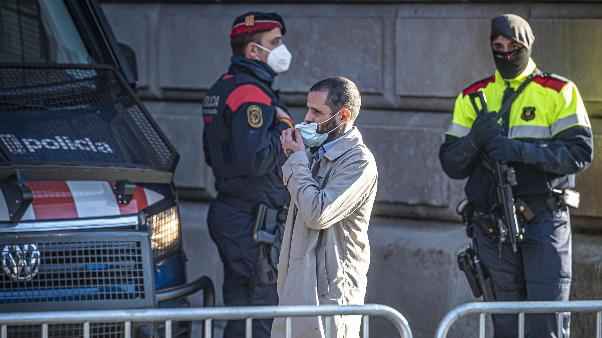 Uno de los acusados en el juicio a tres miembros de Democracia Nacional, en la Audiencia de Barcelona