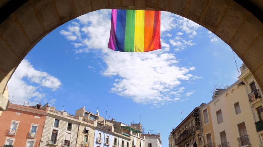 La bandera del col·lectiu LGTBI penjant del balcó de l&#039;ajuntament de Manresa