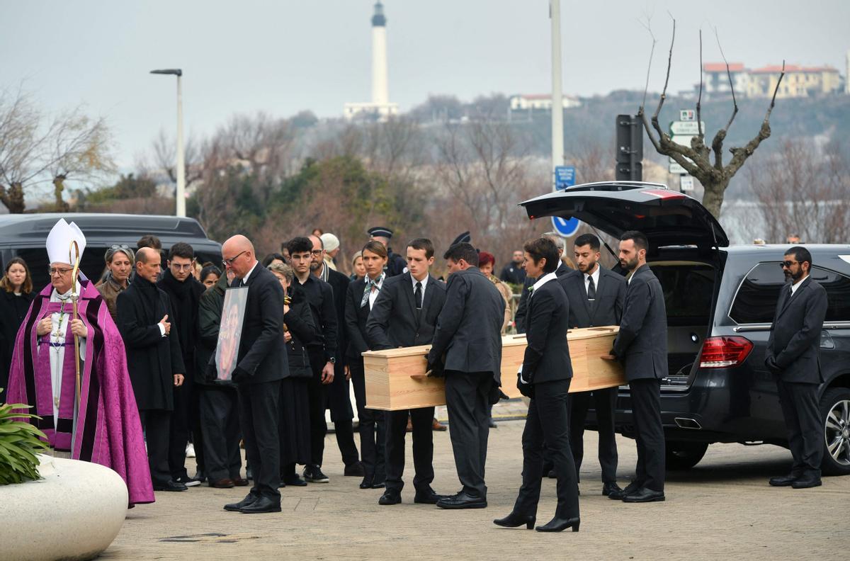 El compañero de Agnes Lassalle, Stephane Voirin, baila cerca del ataúd durante la ceremonia fúnebre de la profesora de francés Agnes Lassalle en Biarritz, Francia