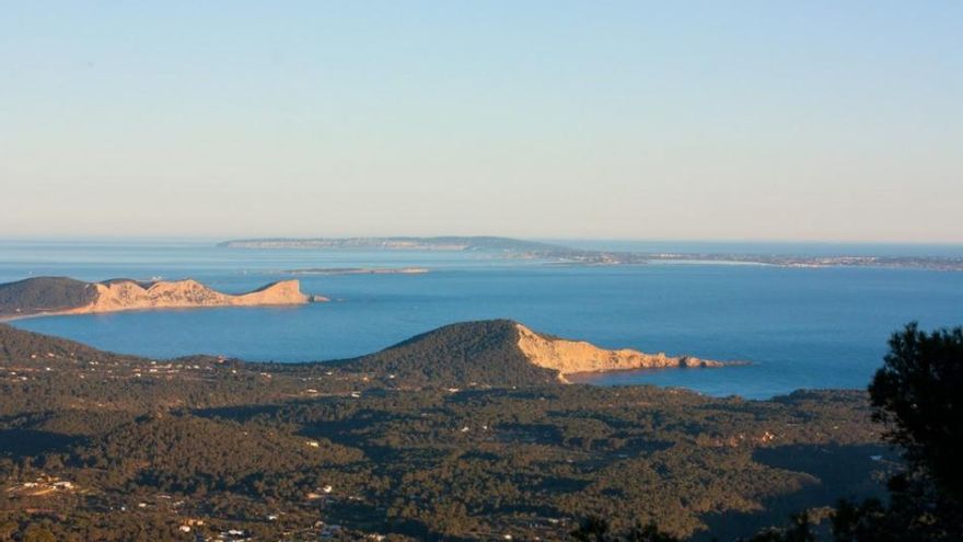 El punto más alto de Ibiza: ofrece vistas panorámicas, ideal para ver el atardecer y tiene una historia defensiva