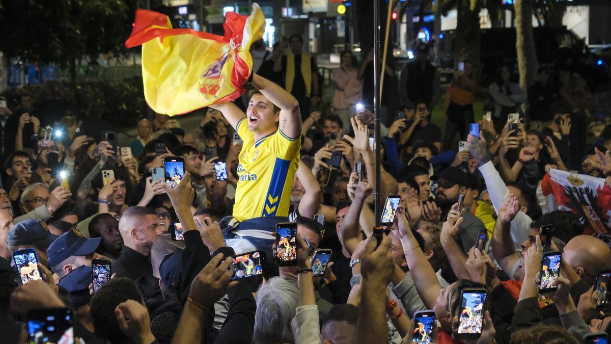 Quiles, ayer, con la elástica de la UD Las Palmas en la Plaza de España.