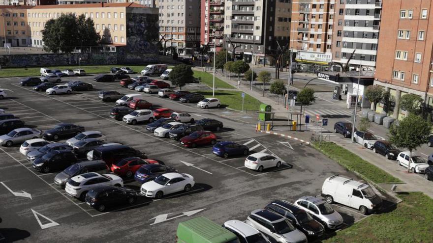 Vehículos en el actual aparcamiento de Peritos. | Juan Plaza