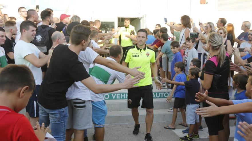 Edu Albacar recibe el apoyo de la afición antes de partir hacia Alicante con el equipo