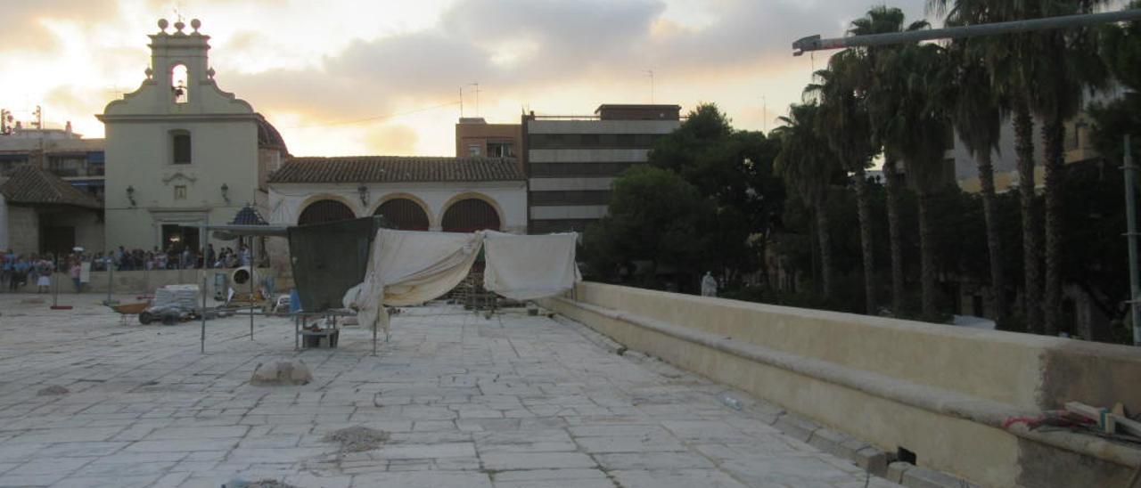 La bancada reconstruida en el patio y el enlosado repuesto.