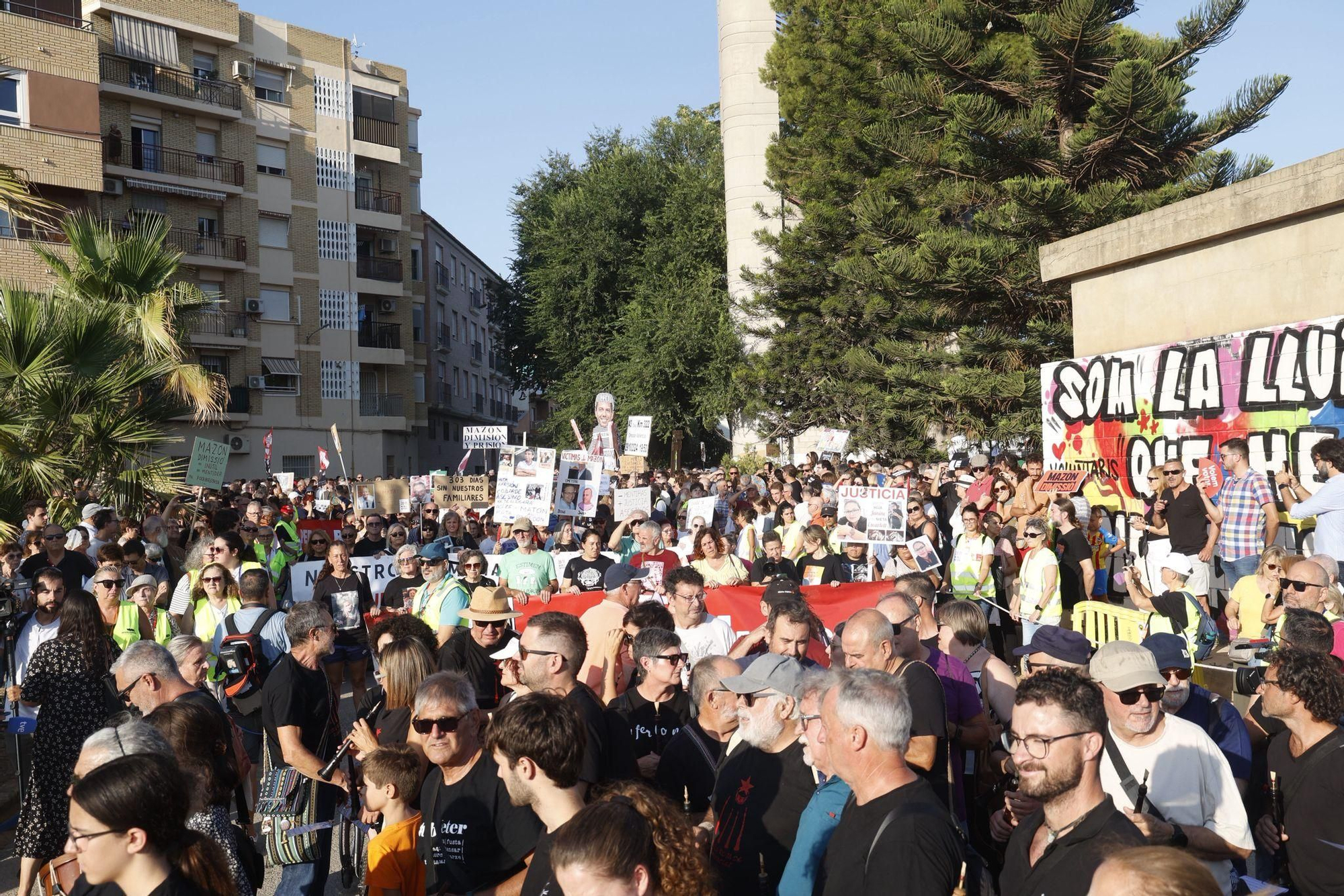 La novena manifestación contra Mazón por la gestión de la dana desde Catarroja, en imágenes
