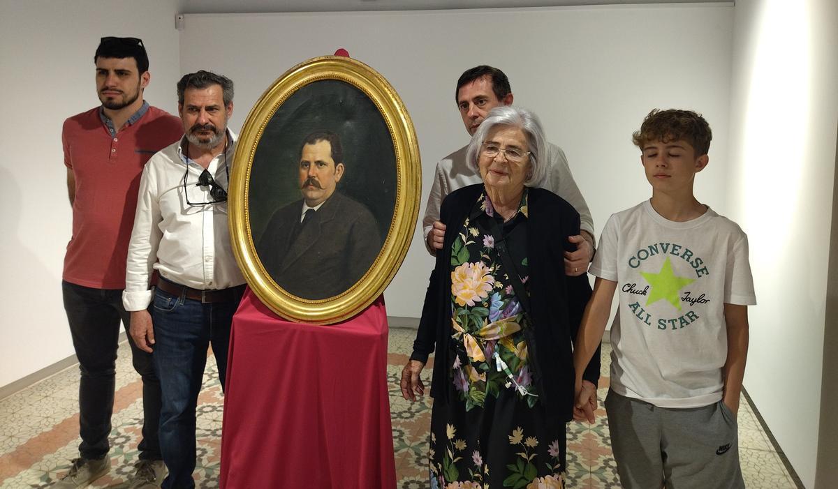 Matilde junto al retrato de su abuelo y acompañada de dos de sus hijos y dos nietos