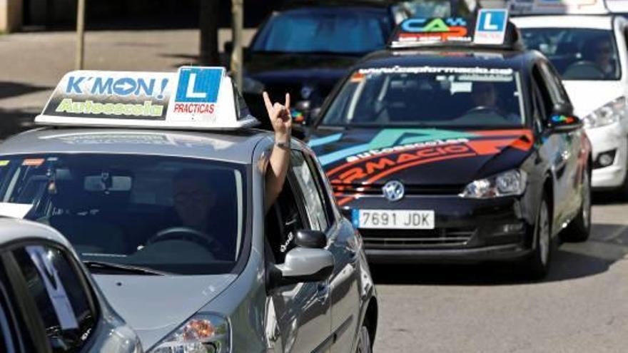 La marxa lenta organitzada per les autoescoles al centre de Girona, el mes passat.