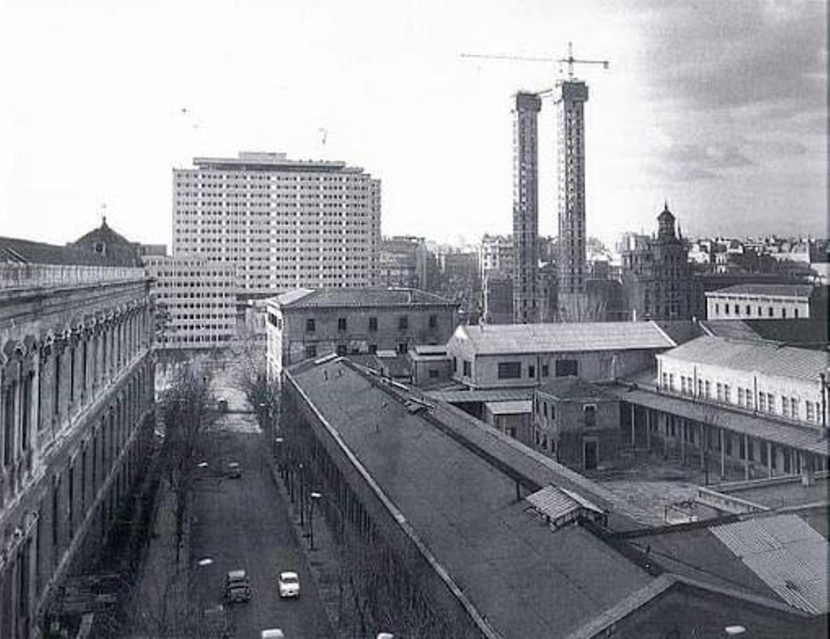 La antigua Fábrica Nacional de Moneda y Timbre, un gran edificio construido en ladrillo y piedra, situado junto a la Biblioteca Nacional y dividido en dos pabellones gemelos