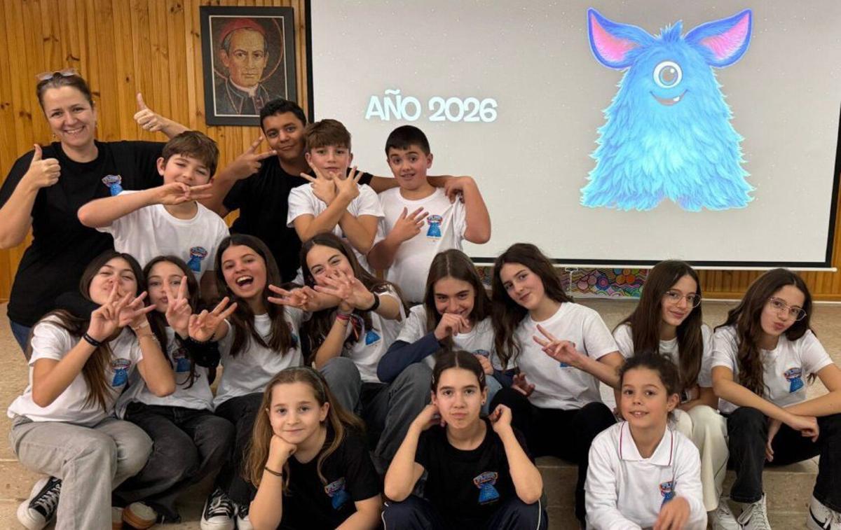 La profesora María Monteso (izquierda) con los alumnos del proyecto. | CEDIDA