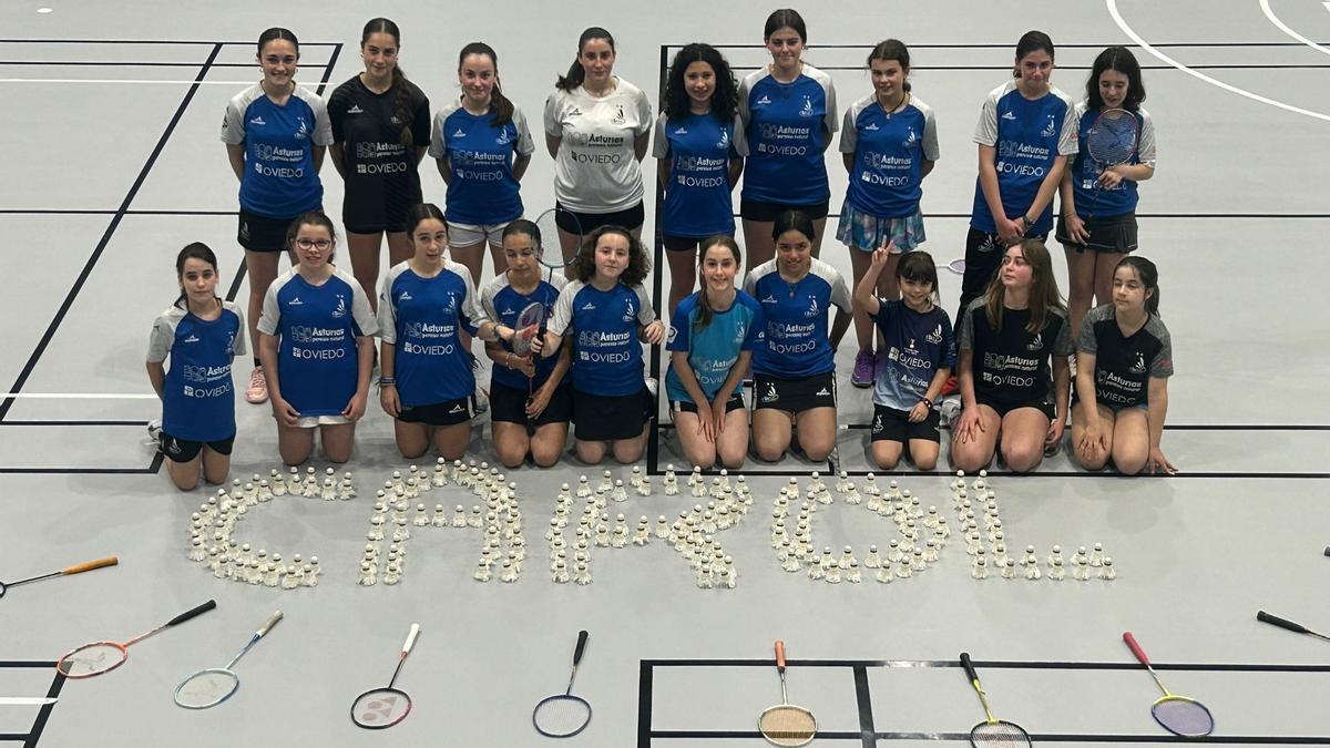 Jugadoras de las categorías inferiores del CB Oviedo rinden tributo a Carolina Marín dibujando un &quot;Carol&quot; con sus volantes.