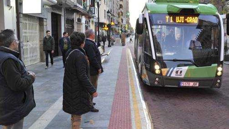 Un vehículo del Tram circulando por el centro de la ciudad.