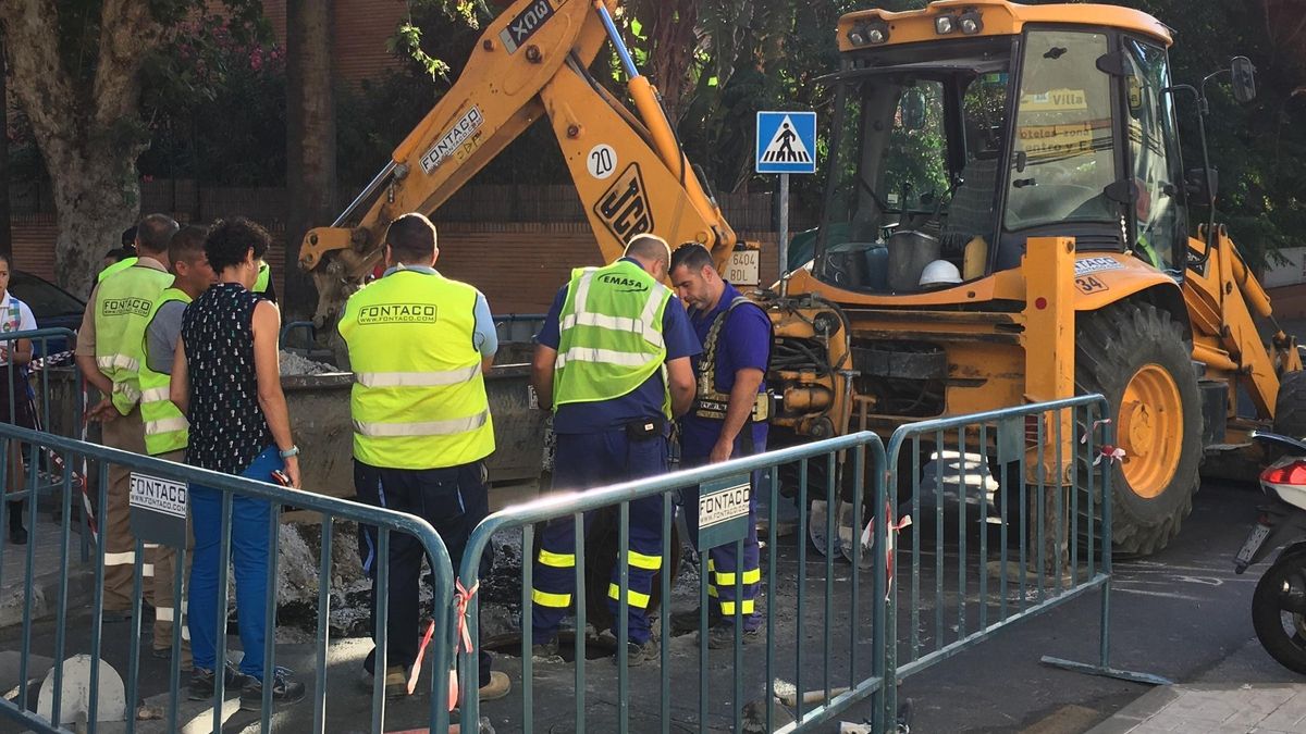 Operarios de Emasa trabajando en la calle.