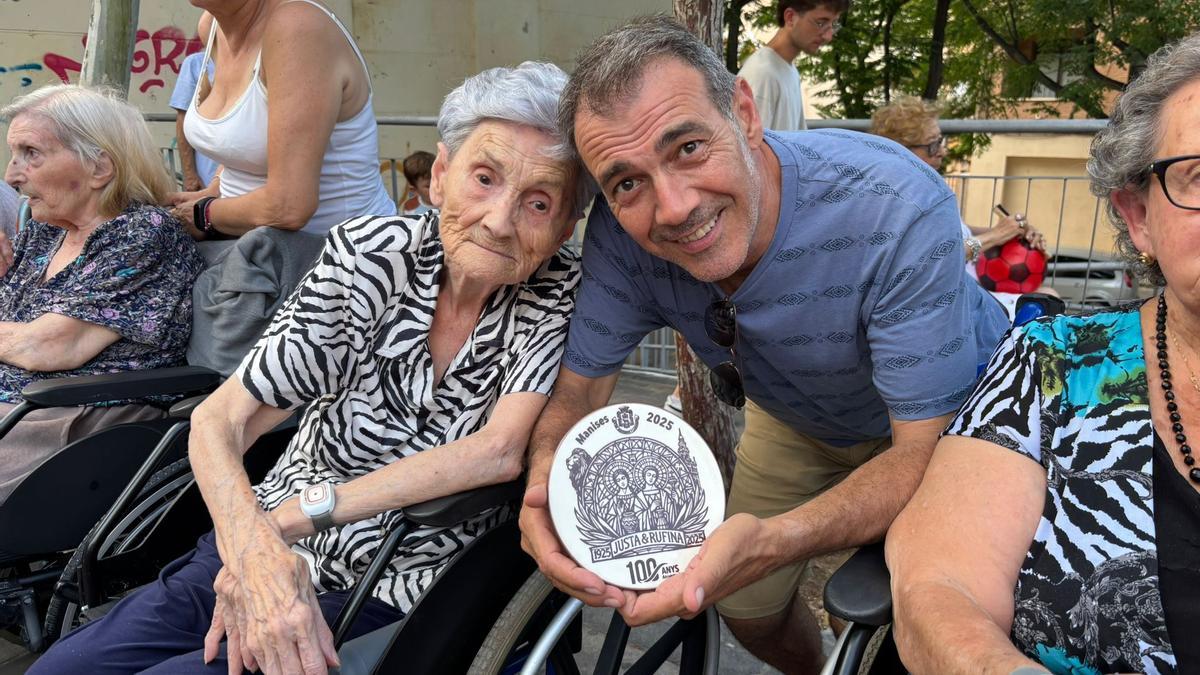Vicente, con su madre Lola, ya con el plato de las santas en la cabalgata de la cerámica de Manises.
