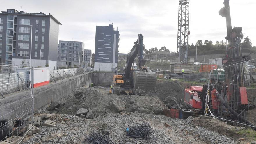 Obras en una parcela de Xuxán, el barrio en el que se situarían los edificios de Galivivienda. | Iago López