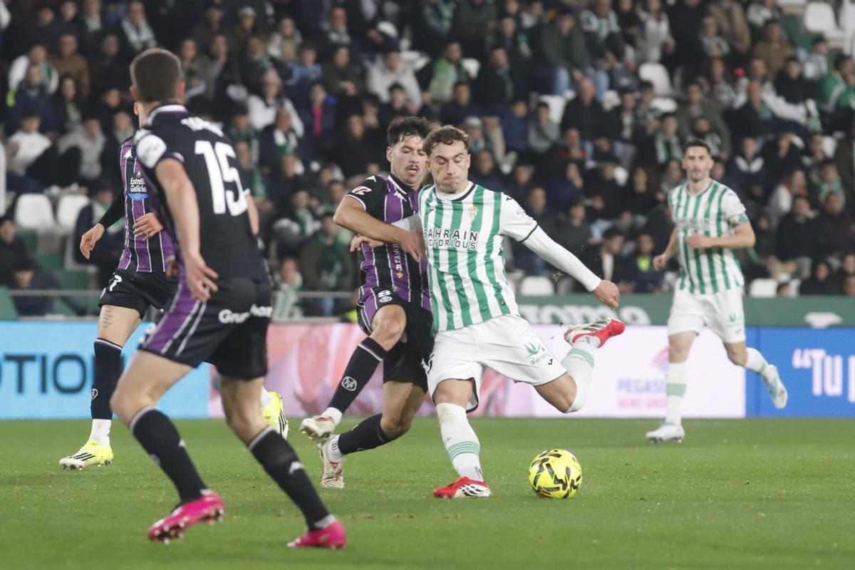 Goti ensaya un disparo en el encuentro ante el Real Valladolid en El Arcángel.