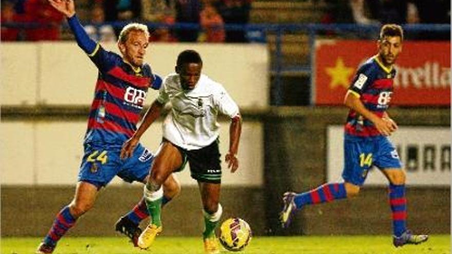 Diego Rivas i Perea vigilen de prop el davanter del Racing de Santander Koné, al Nou Estadi de Palamós.