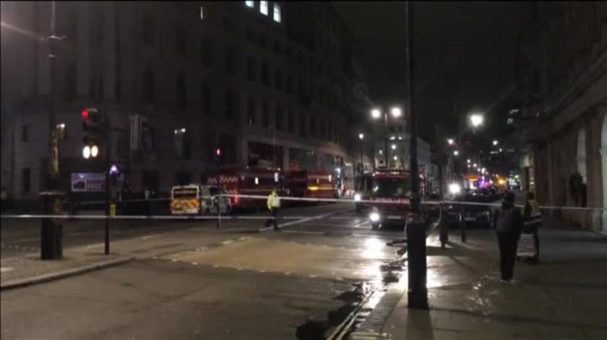 La estación de Charing Cross permanece cerrada por su cercanía al lugar donde se ha producido la avería.