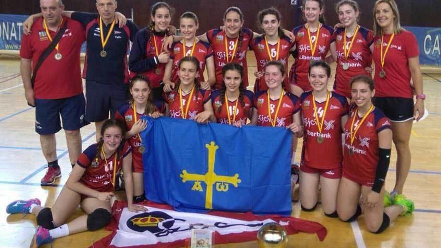 El equipo del Grupo Covadonga, con la bandera de Asturias y los trofeos.