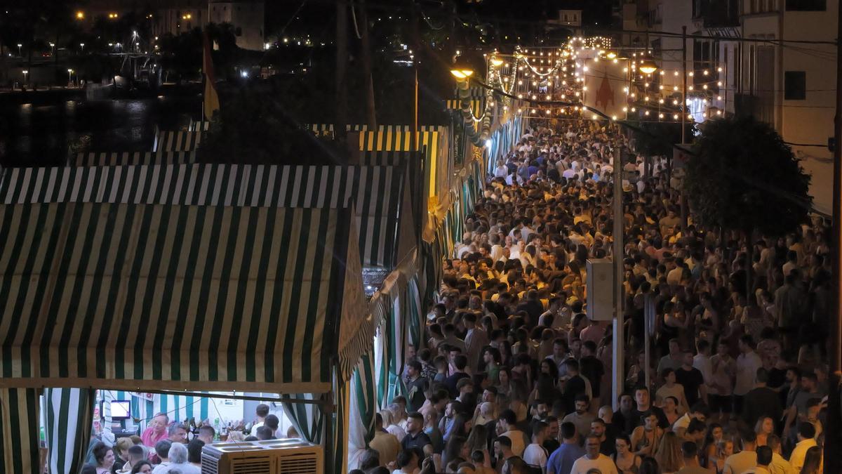 La Calle Betis con lleno absoluto en la primera noche de la Velá el pasado año