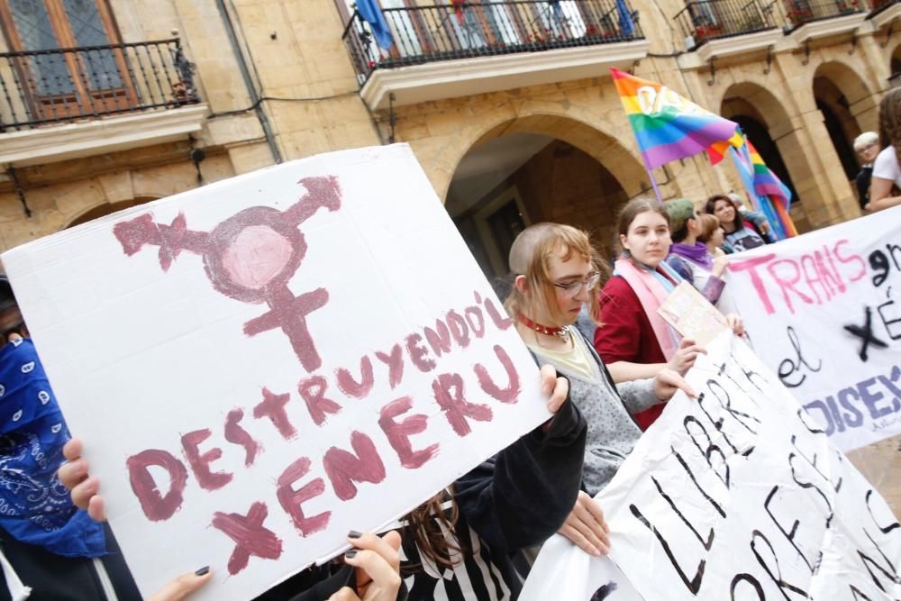 Manifestación en Oviedo contra el autobús de "HazteOir"