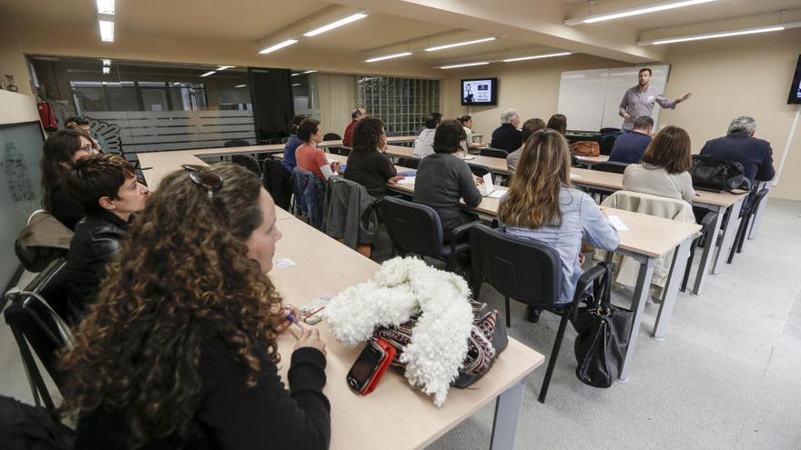 Imagen de archivo de un curso para adultos en Palma.